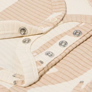 meegroeiromper rib bamboe met stretch dieren beige