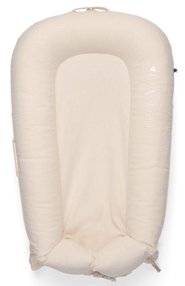 DockAtot Deluxe+ Dock Zand Beige Chambray 2023 - babynestje - ademend materiaal - 0 tot 8 maanden